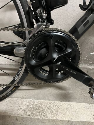 Bicicleta de carretera negra de carbono y mtb 26”