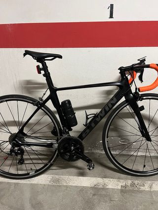 Bicicleta de carretera negra de carbono y mtb 26”