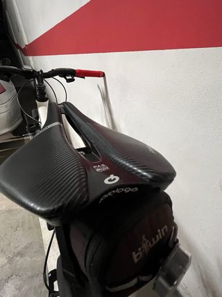 Bicicleta de carretera negra de carbono y mtb 26”