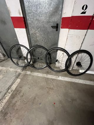 Bicicleta de carretera negra de carbono y mtb 26”