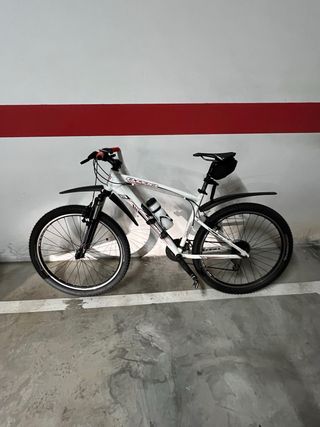 Bicicleta de carretera negra de carbono y mtb 26”