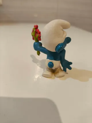 Pitufo con flores. 20044. 1978. Pitufo enamorado