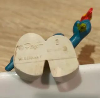 Pitufo con flores. 20044. 1978. Pitufo enamorado