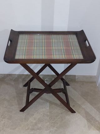 Mesa auxiliar plegable con bandeja