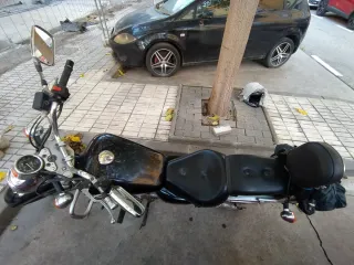 Suzuki Marauder 250cc con dos cascos funda pitón