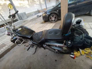 Suzuki Marauder 250cc con dos cascos funda pitón