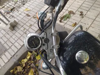 Suzuki Marauder 250cc con dos cascos funda pitón