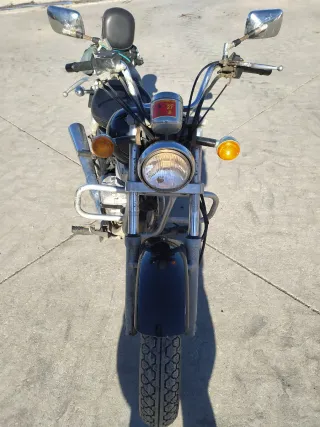 Suzuki Marauder 250cc con dos cascos funda pitón