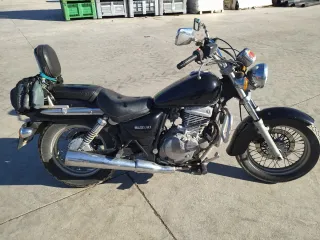 Suzuki Marauder 250cc con dos cascos funda pitón