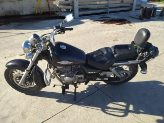 Suzuki Marauder 250cc con dos cascos funda pitón