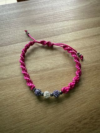 Pulsera rosa con cuentas brillantes