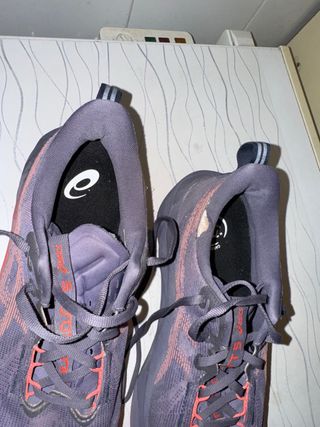 Asics Novablast 5 Morado/Rojo talla 44