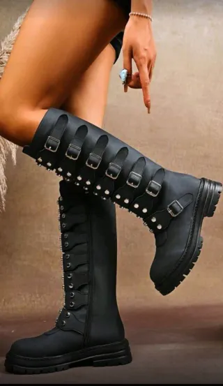 Botas altas negras con tachuelas y hebillas