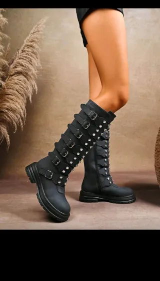 Botas altas negras con tachuelas y hebillas