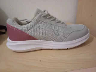 Zapatillas deportivas grises y rosas