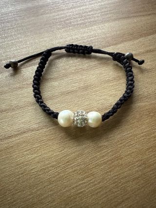 Pulsera negra con perlas y strass
