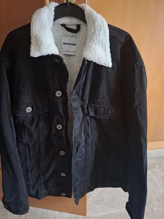 Cazadora vaquera Bershka negra forrada
