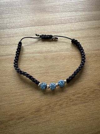 Pulsera con cuentas azules y plateadas