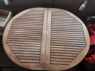 Mesa de madera para terraza o jardín. Buen estado.