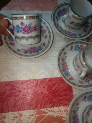 Juego de tazas de café y platillos