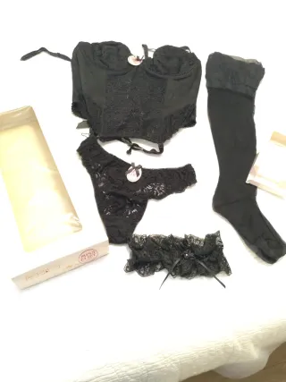 Conjunto lencería negro encaje corsé T. 95. medias