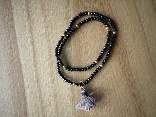 Pulsera de cuentas negras y doradas