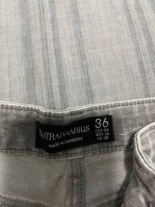Pantalón vaquero gris acampanado