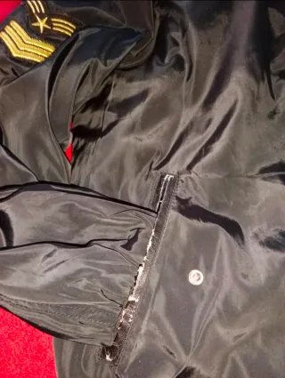 Bomber nero con dettagli gialli