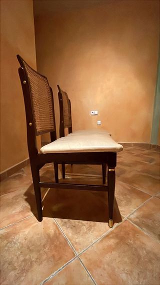 Dos sillas de comedor madera y ratán