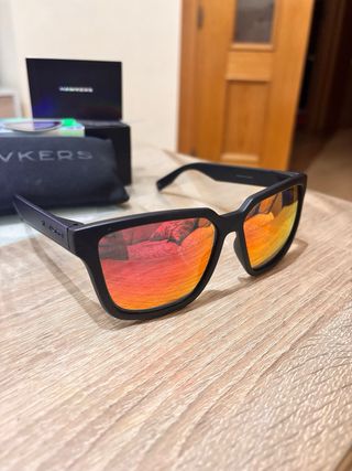 Gafas de sol Hawkers negras y rojas