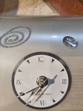 Orologio in vetro da tavolo decorato.