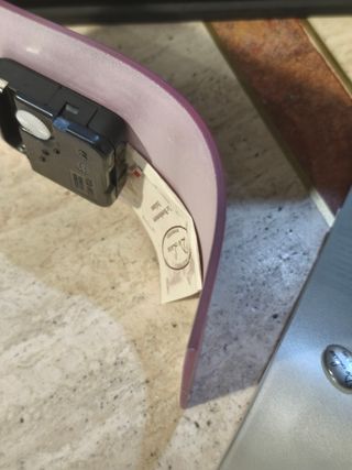 Orologio in vetro da tavolo decorato.