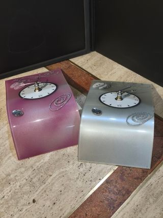 Orologio in vetro da tavolo decorato.