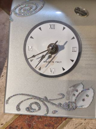 Orologio in vetro da tavolo decorato.