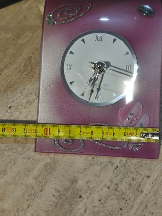 Orologio in vetro da tavolo decorato.