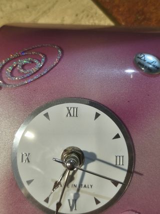 Orologio in vetro da tavolo decorato.