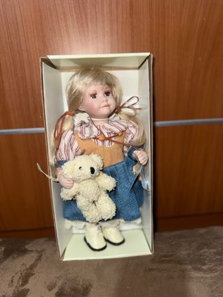 Muñeca de porcelana con osito