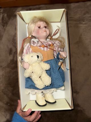 Muñeca de porcelana con osito