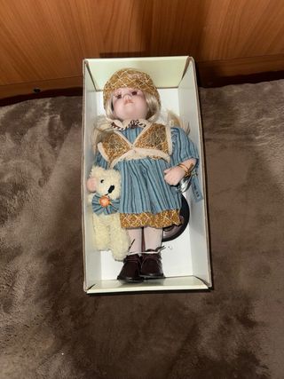 Muñeca de porcelana con osito