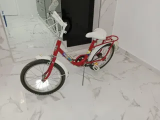 Bicicleta infantil roja y blanca