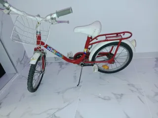 Bicicleta infantil roja y blanca
