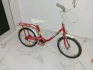 Bicicleta infantil roja y blanca