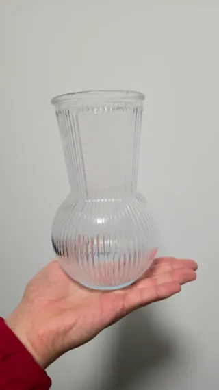 Jarra de vidro canelada