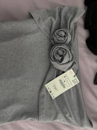 Top Zara plateado con flores Talla M