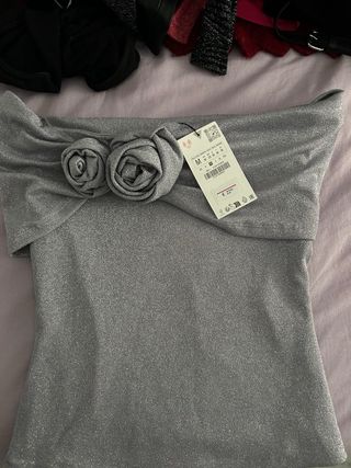 Top Zara plateado con flores Talla M
