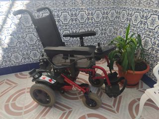 Silla de ruedas eléctrica roja