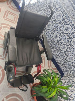 Silla de ruedas eléctrica roja