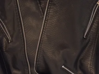 Cazadora Biker Negra imitación serpiente