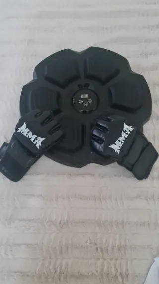 Máquina de boxeo MMA con guantes