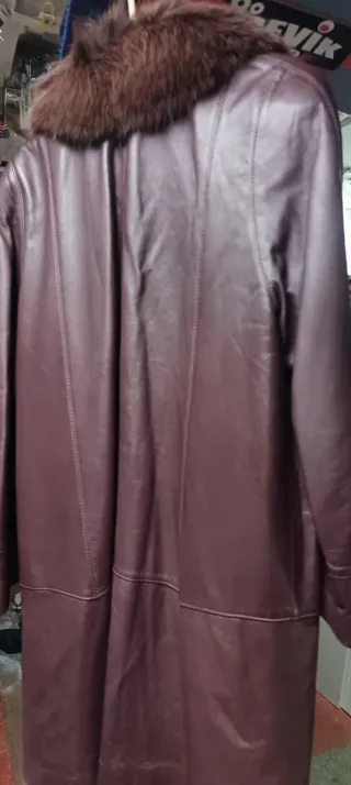 Chaqueta de piel con cuello de pelo